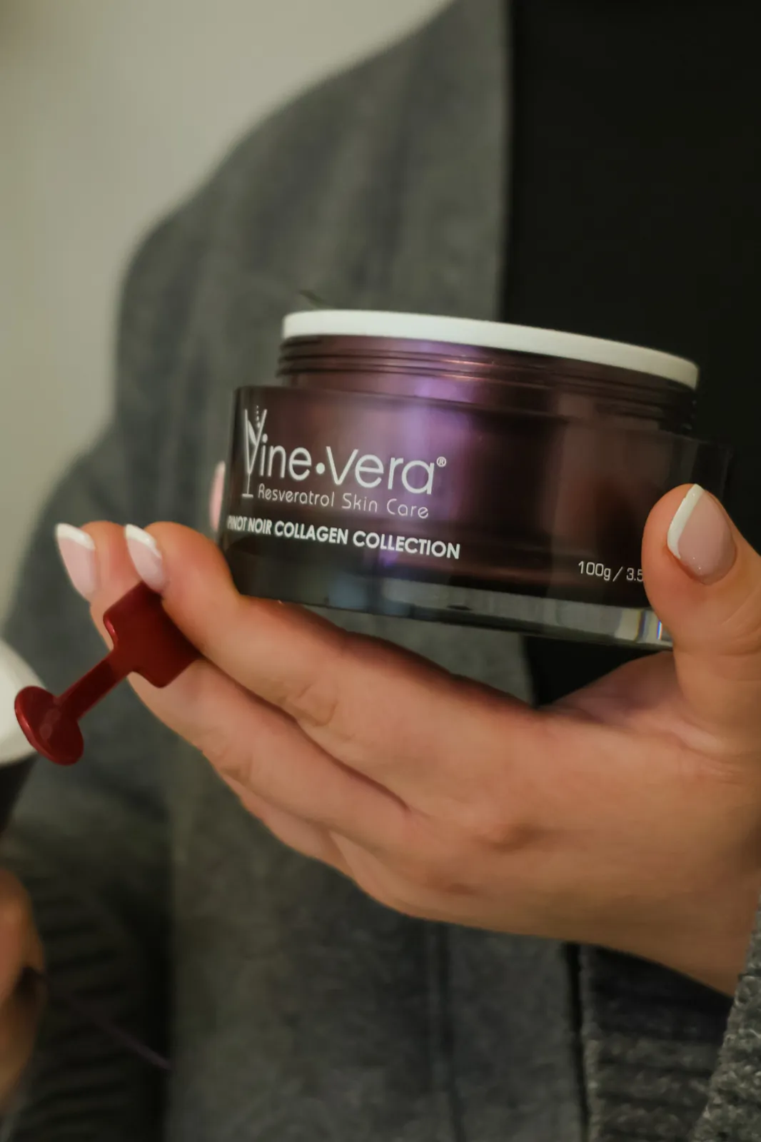 Mano sosteniendo una crema facial